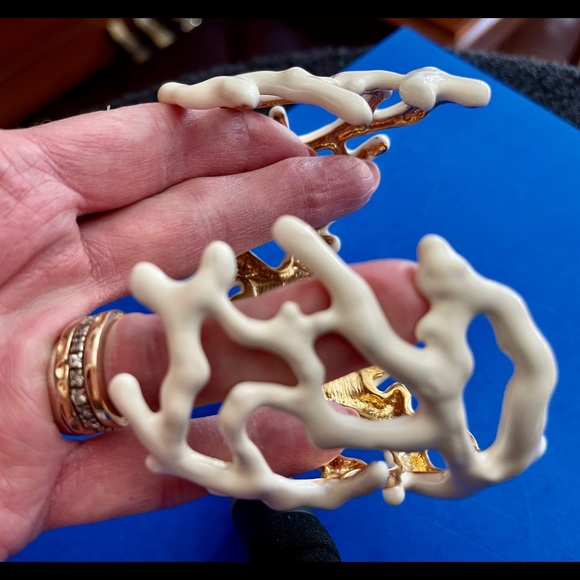 KJL Highly Collectible. Rare White Coral opening by hinges - Picture 3 of 13